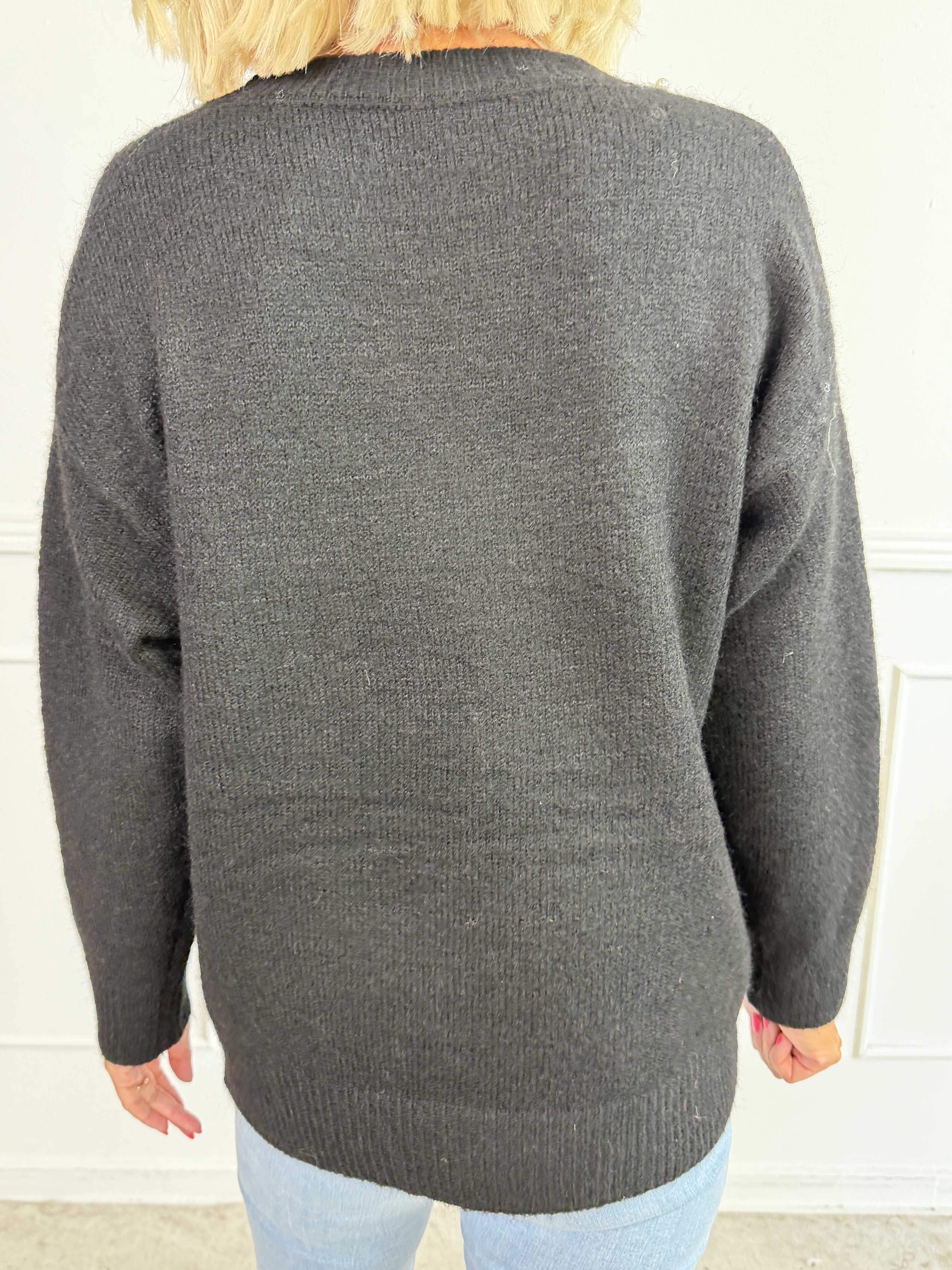 Ondine - Blød og elegant strikbluse med fine hvide perler og lille slids